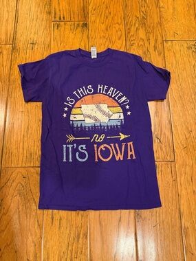 Gildan Purple 'It's Iowa' Graphic small adult Tee